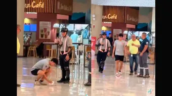 VIDEO. Joven derrama refresco frente a personal de limpieza en centro comercial y es obligado a limpiar