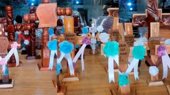 Tradición y fe: En Serdán, comerciantes listos con la venta de cruces