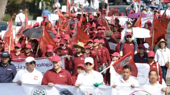 Trabajadores independientes exigen mejoras laborales en marcha de 1 de mayo en Puebla