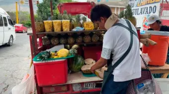 "El Piñas" regresa con dignidad a su puesto de frutas en Tehuacán