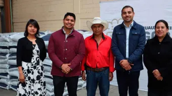Entrega Omar Muñoz fertilizante a productores de San Lorenzo Almecatla