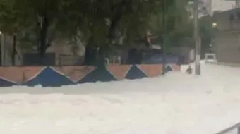 Espuma de aguas negras inunda calles de Naucalpan tras intensas lluvias