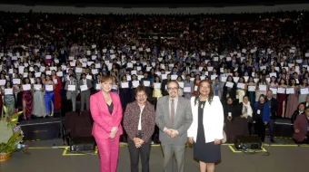 Lilia Cedillo encabezó la graduación de la Preparatoria Simón Bolívar y de Veterinaria