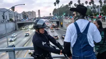 Protestas contra redadas de ICE crecen en EU; Pentágono manda más refuerzo militar