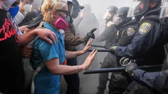 Protestas en Los Ángeles por redadas del ICE dejan choques con fuerzas federales
