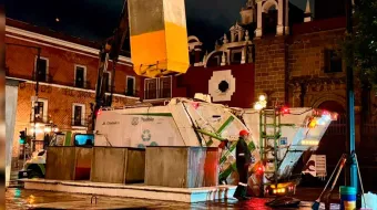 Realiza OOSL segunda intervención de limpieza en contenedores soterrados del Zócalo de Puebla