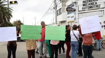 Vecinos bloquean la Diagonal Defensores para exigir reparación de calles en colonia López Mateos