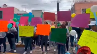 Padres y trabajadores exigen reapertura de guardería “Guardimundo” con cierre simbólico frente al IMSS Puebla