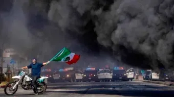 VIDEO. Motociclista con bandera de México se convierte en símbolo de protestas migratorias en EU