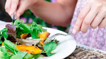 Alimentación infantil saludable podría retrasar la menstruación, según estudio 