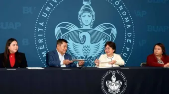 Para consolidar alianzas estratégicas en beneficio de los estudiantes y de la sociedad en general, la BUAP y la Secretaría de Infraestructura del Gobierno del Estado de Puebla signaron un convenio de colaboración, que encabezó la Rectora Lilia Cedillo Ramírez y el titular de esta dependencia, José Manuel Contreras de los Santos. Al tomar la palabra, la doctora Cedillo agradeció la confianza de la secretaría y su disposición para colaborar con la universidad. Refirió que en el acuerdo hay acciones recíprocas
