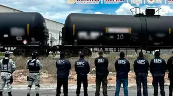  El gobierno federal aseguró más de 15 millones de litros de hidrocarburo en Ramos Arizpe y Saltillo. Es el decomiso más grande en lo que va del sexenio.