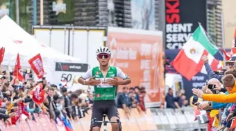 México celebra: Isaac del Toro gana su primera gran vuelta en Europa