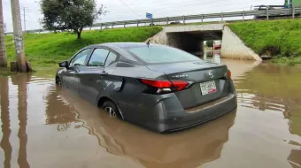 Autos permanecen varados por inundación en la autopista México-Puebla