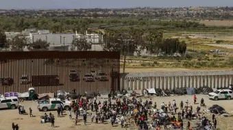 Trump triplica fondos para migración y muro con México