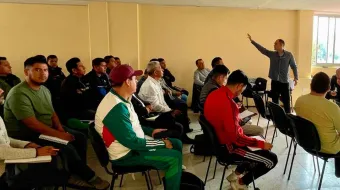 -El rector José Luis Sánchez Solá presentó a los maestros encargados de la guía.