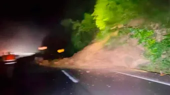 Tormenta eléctrica provoca derrumbes y caos vial en Xicotepec de Juárez