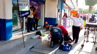 Paramédicos y agente de tránsito salvan la vida de un hombre tras paro cardiopulmonar en Tehuacán