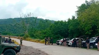 Abandonan camioneta cargada con armamento en Xicotepec