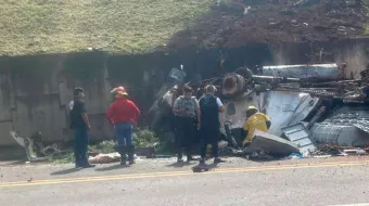 Tráiler quedó destrozado al volcar en la Sierra Norte; un niño murió 