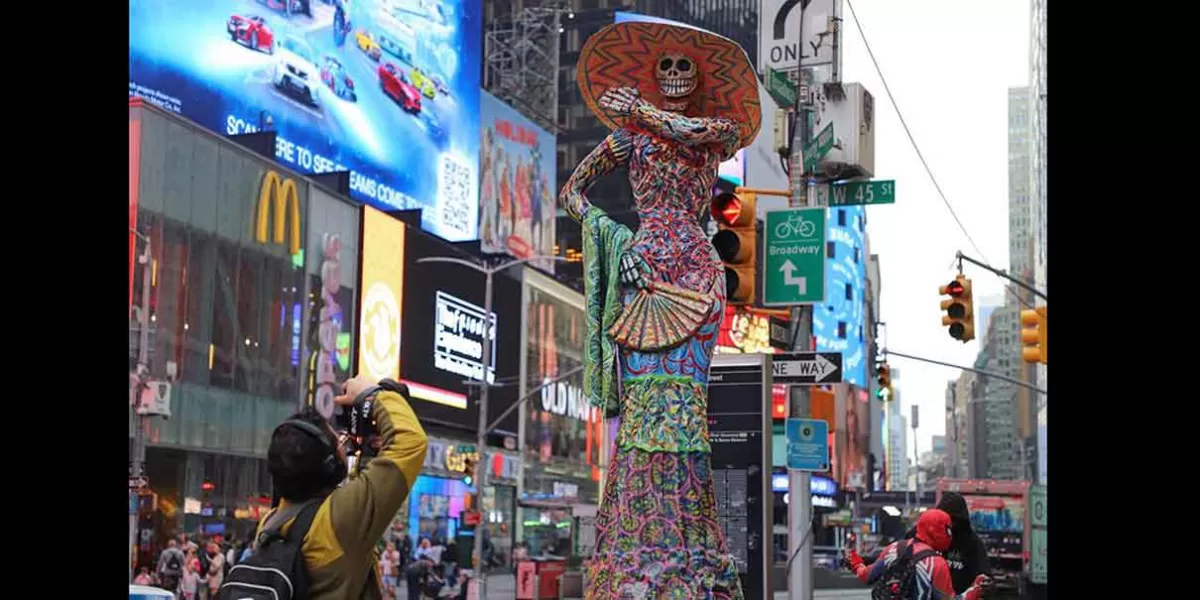 En el Times Square, Atlixco y Turismo de Puebla instalaron cuatro catrinas y un diablito