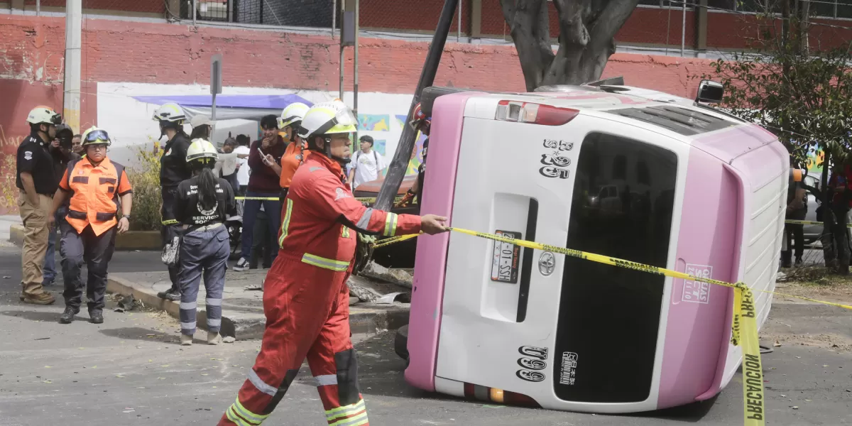 Seis lesionados en choque y volcadura de transporte público