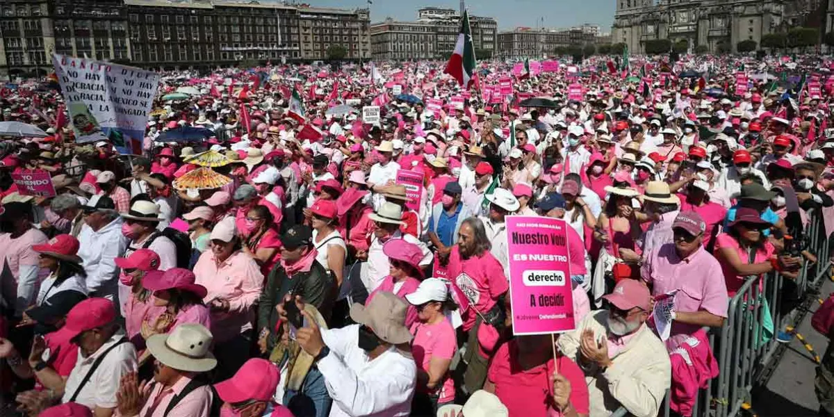 Con protesta ante el INE por supermayoría, buscan reactivar a la Marea Rosa