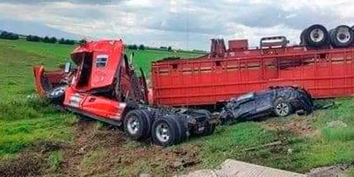 Dos muertos al impactarse camioneta contra un tráiler en El Seco