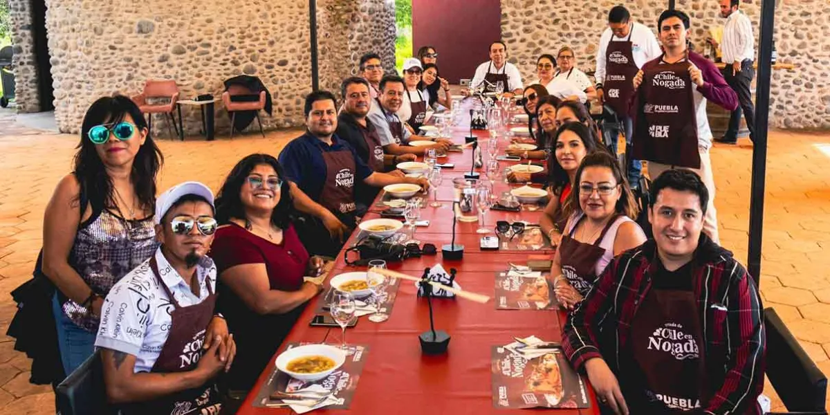 Turismo promociona chiles en nogada con agentes de viajes de diversos estados