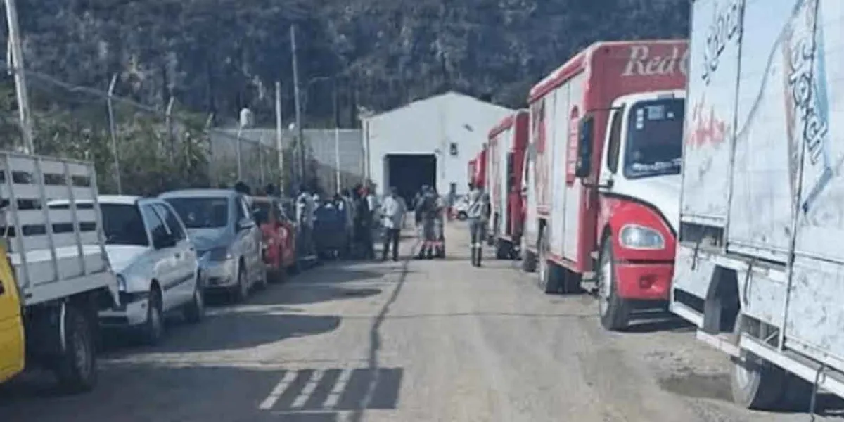 Trabajadores de Red Cola realizan paro por malas condiciones laborales en Tehuacán