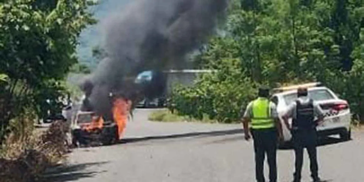 Incendio devora camioneta en la autopista México-Tuxpan; falla eléctrica la causa