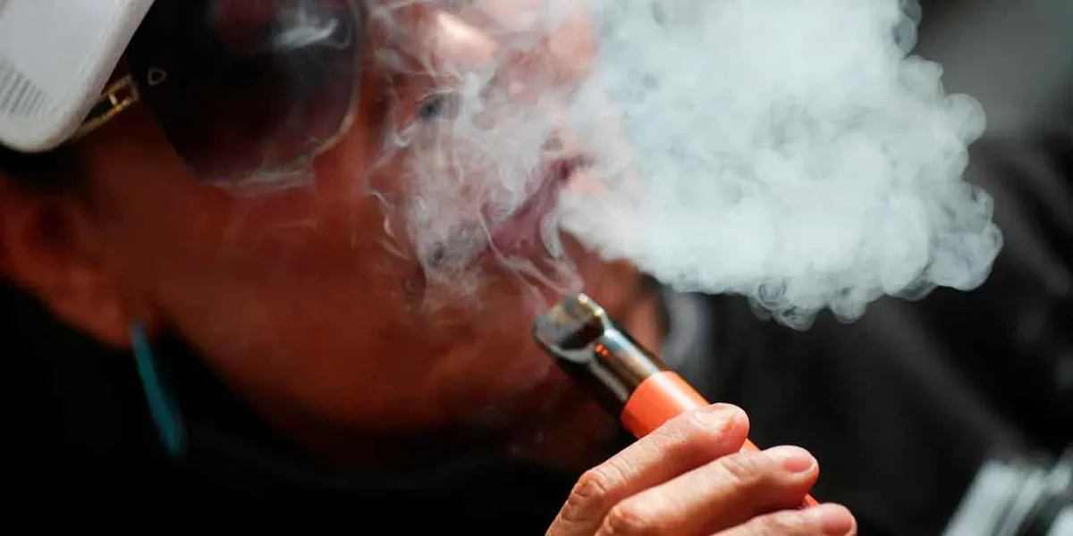 Tras prohibir vapeadores en México, Cofepris revela las sustancias que ocultan 
