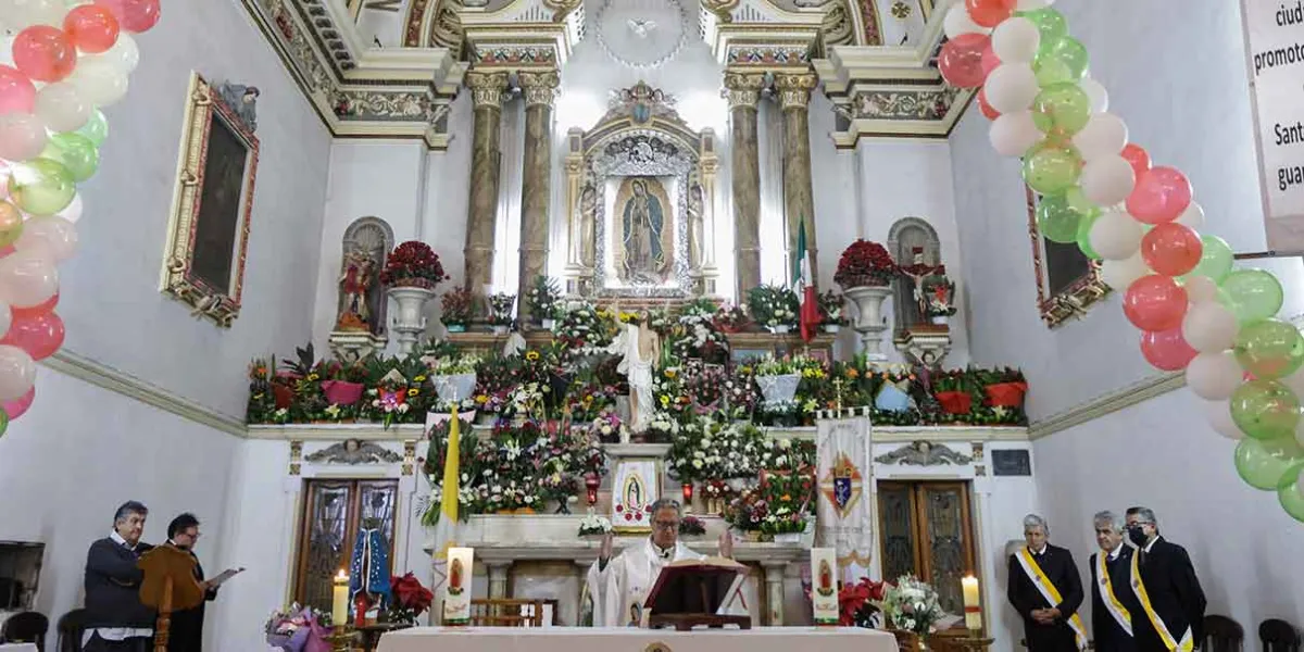 Cientos de fieles poblanos conmemoran el aniversario de la Virgen de Guadalupe 
