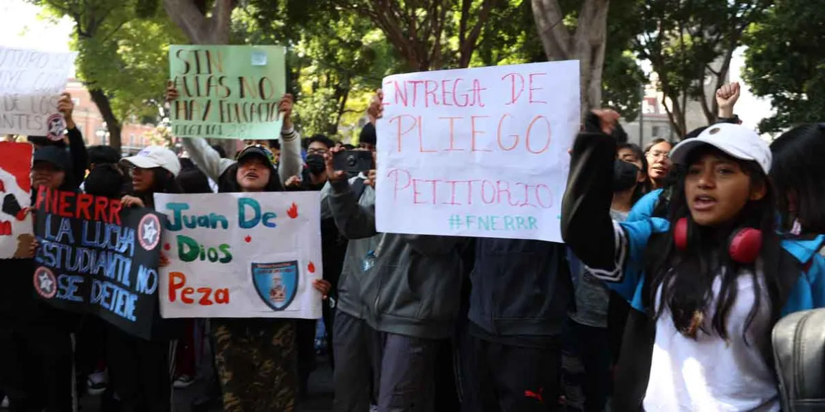 Marcha de alumnos para pedir seguridad en zona escolar antorchista