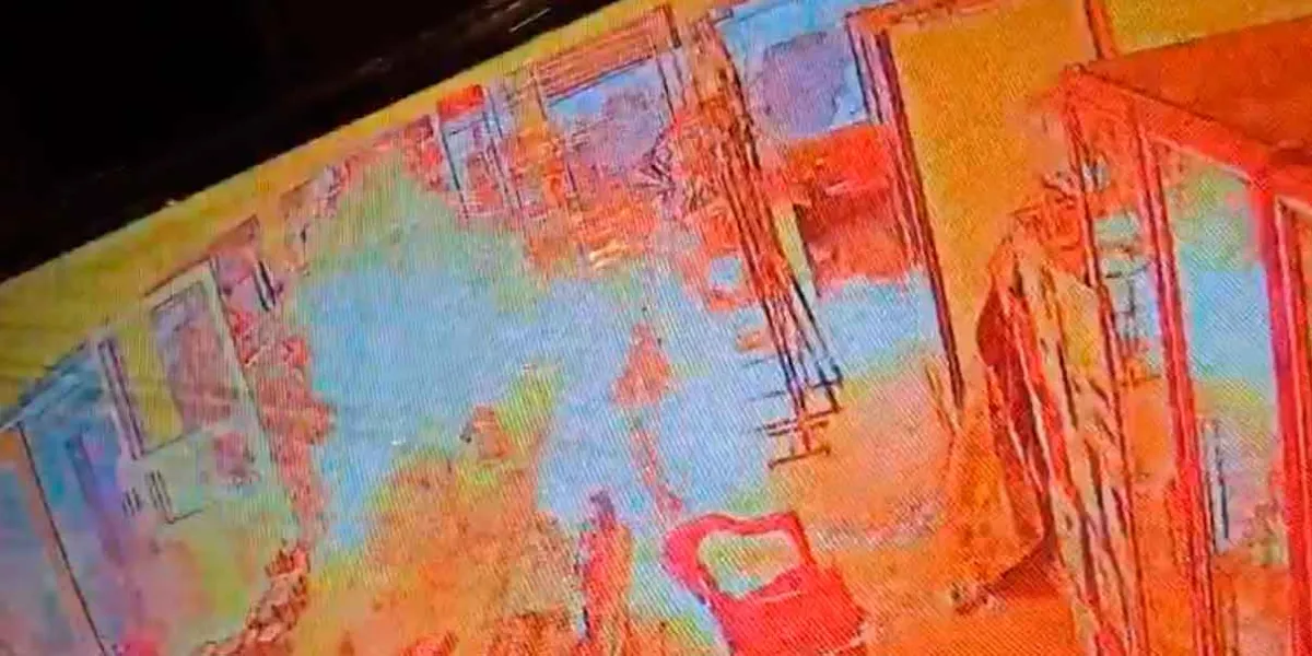 VIDEO. Sicarios incendian tienda de abarrotes, uno cae en las llamas 