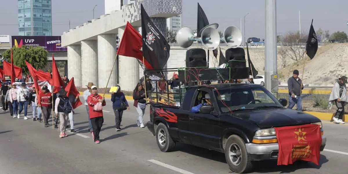 Dejen operar a los taxis pirata, pidió la 28 de Octubre durante marcha