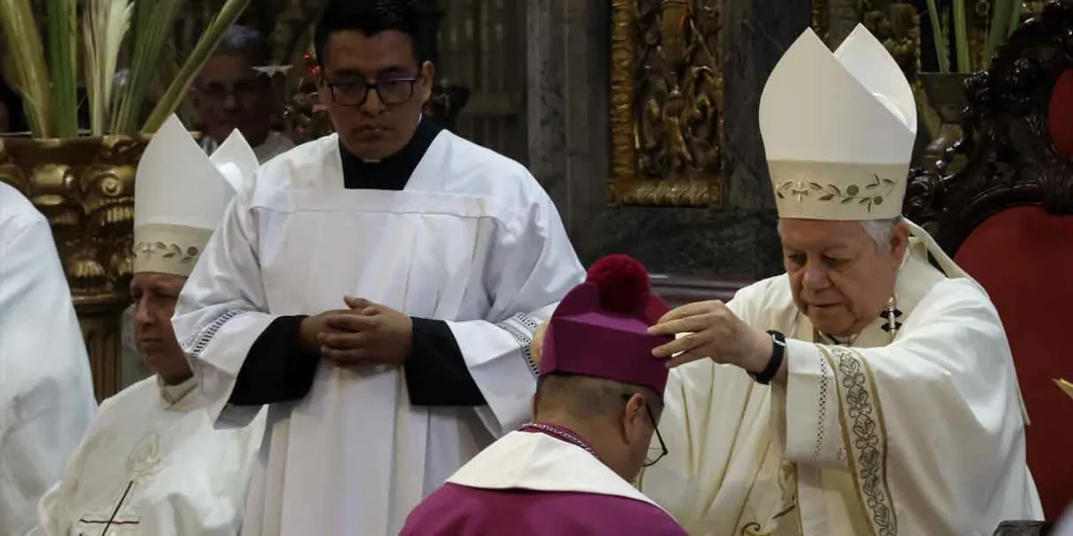Catedral de Puebla celebra la Misa Crismal con bendición de Santos Óleos y renovación sacerdotal