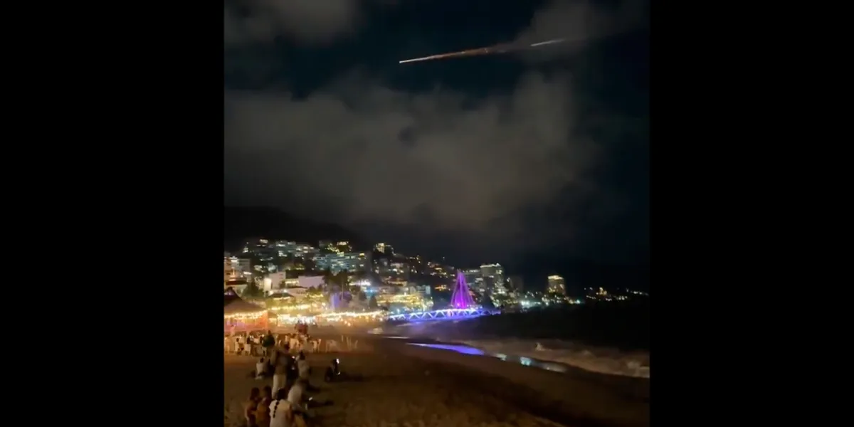 ¿Meteorito sobre México? Una luz con cola de fuego sorprende a miles en Jalisco, Colima y Michoacán