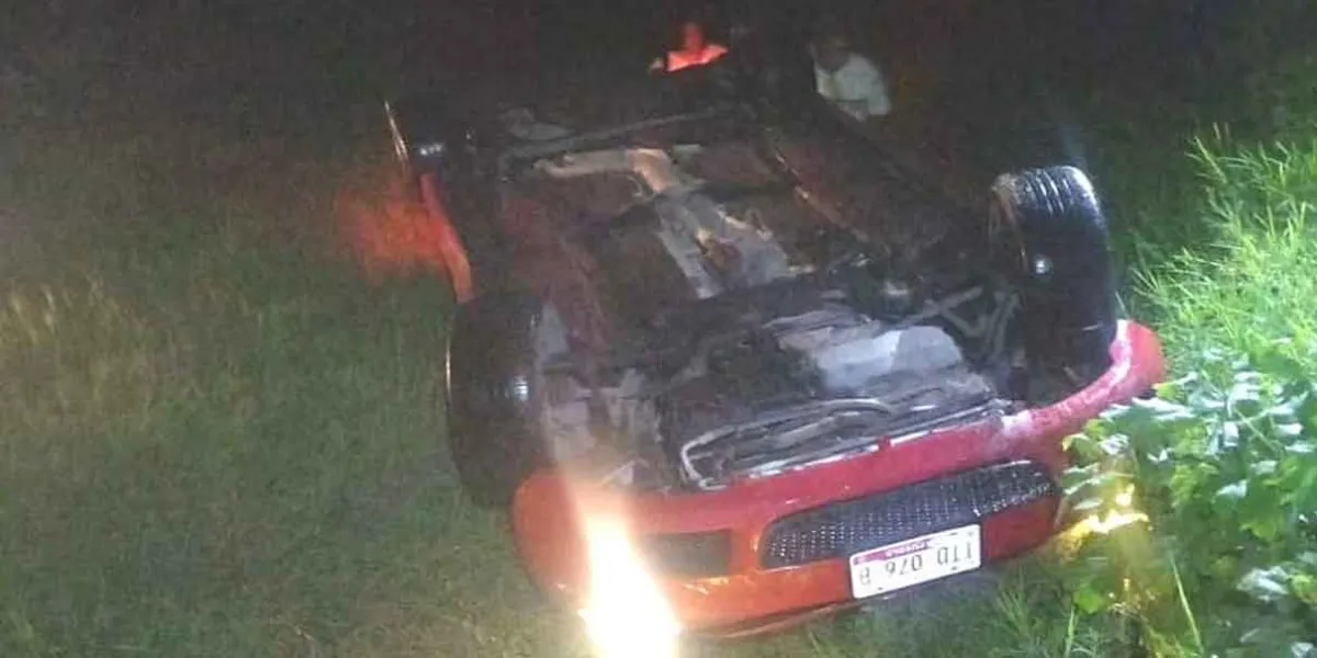 Conductor vuelca su auto al cruzar puente angosto en Xicotepec