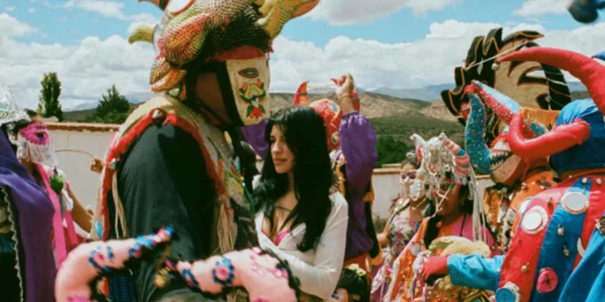 Cazzu celebra la diversidad cultural en su nuevo álbum "Latinaje"