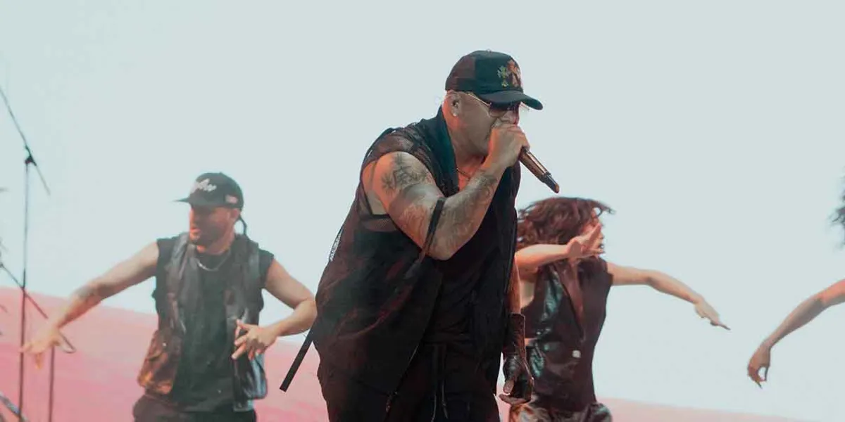Wisin cautiva al público poblano con sus éxitos en Plaza La Victoria