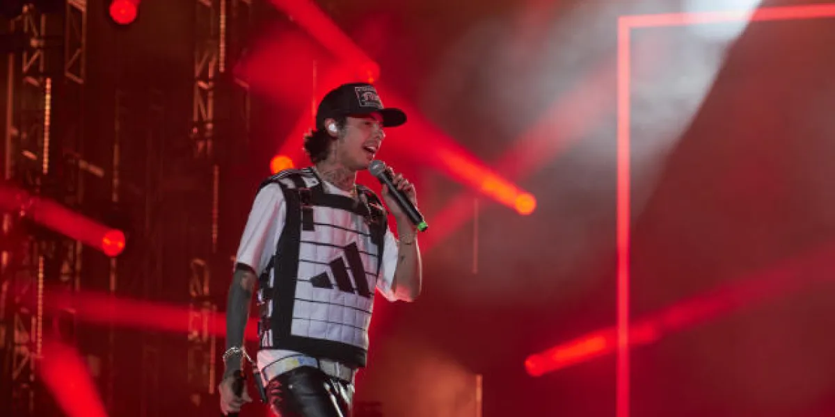 A pesar de las advertencias del gobierno de Aguascalientes, el cantante Natanael Cano generó polémica durante su concierto en el Palenque de la Feria de San Marcos 2025, al interpretar corridos prohibidos relacionados con el narcotráfico. El artista no solo rompió las reglas impuestas por las autoridades, sino que también criticó abiertamente las medidas frente a miles de asistentes.  El momento más tenso de la noche ocurrió durante la interpretación de “Pacas de billetes”, tema que hace alusión al número