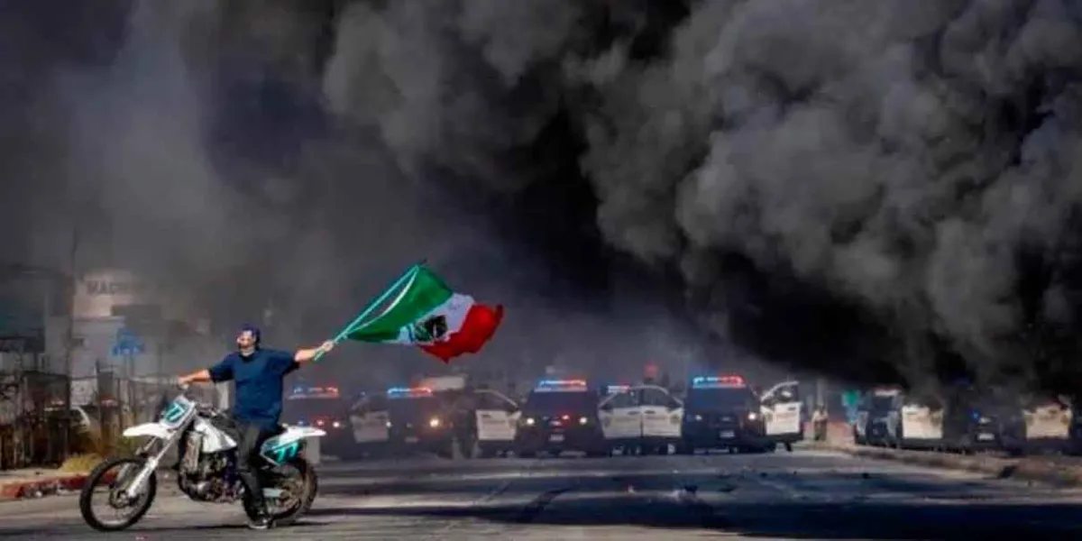 VIDEO. Motociclista con bandera de México se convierte en símbolo de protestas migratorias en EU