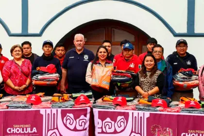 Bomberos de San Pedro Cholula reciben uniformes y compensación económica