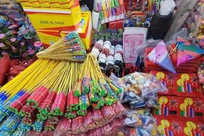 Operativos contra pirotecnia en mercados y tienditas de la capital