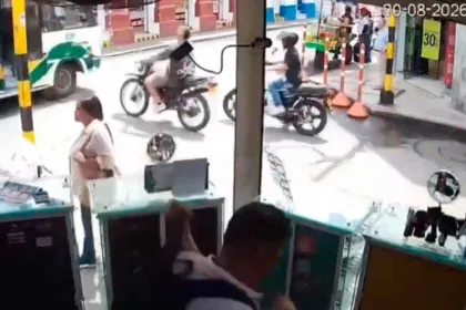 Sale disparado de su moto y termina dentro de un autobús