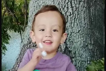 Madre forcejea con sujetos que le arrebatan a su hijo en Coronango