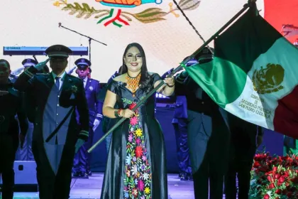 Ante una Plaza de la Concordia abarrotada, Tonantzin Fernández da el Grito de Independencia