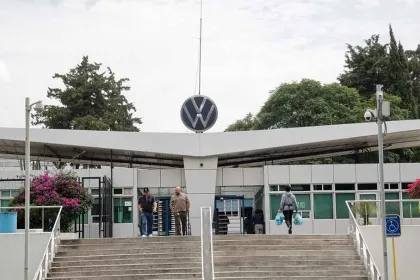 IBERO y UPAEP piden reconversión laboral tras recortes en Volkswagen