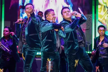 Feria de Cholula vive noche de música con Banda La Misteriosa